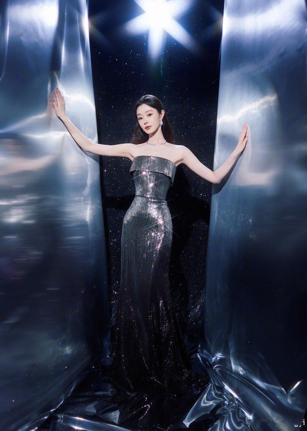 不知道宋轶的身材很曼妙不知道怎么说，但宋轶就是很曼妙啊！闪亮长裙加上精致造型