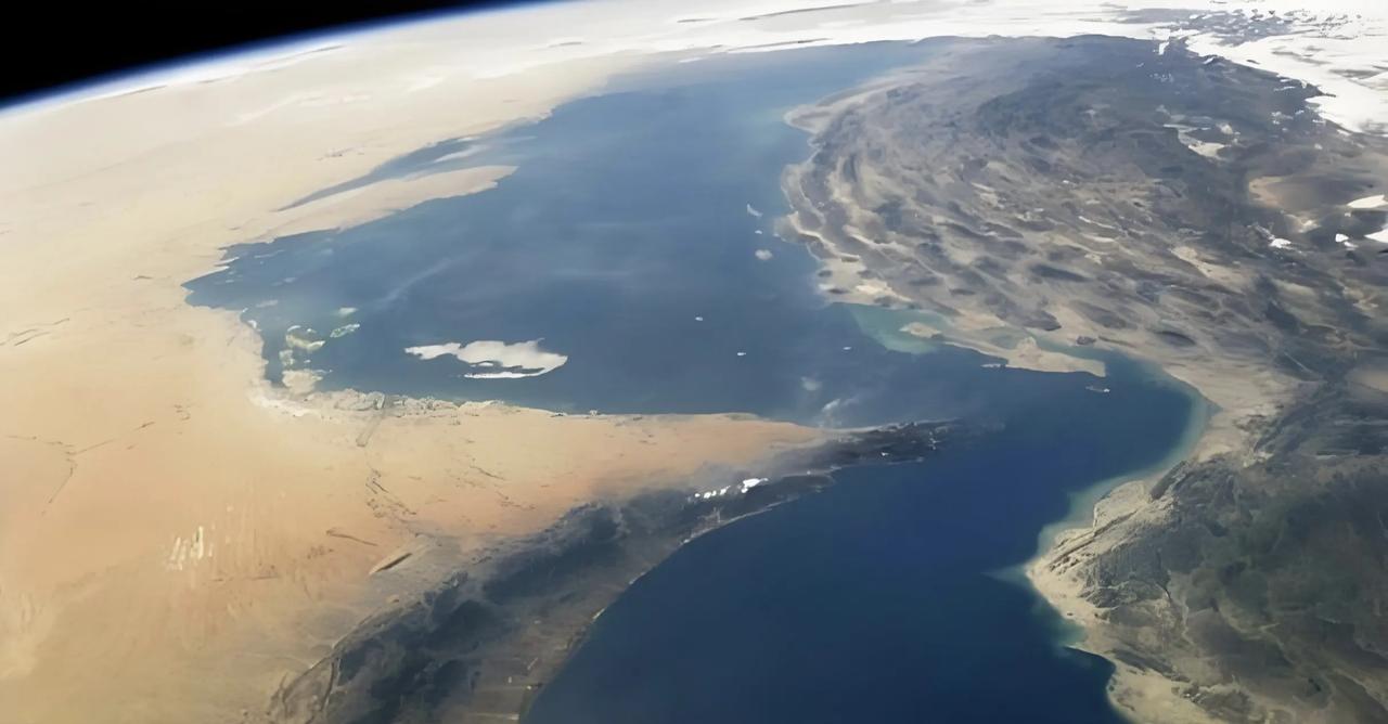 美联社报道称，伊朗和阿曼根据停火计划，对通过霍尔木兹海峡的船只征收过路费。伊朗表