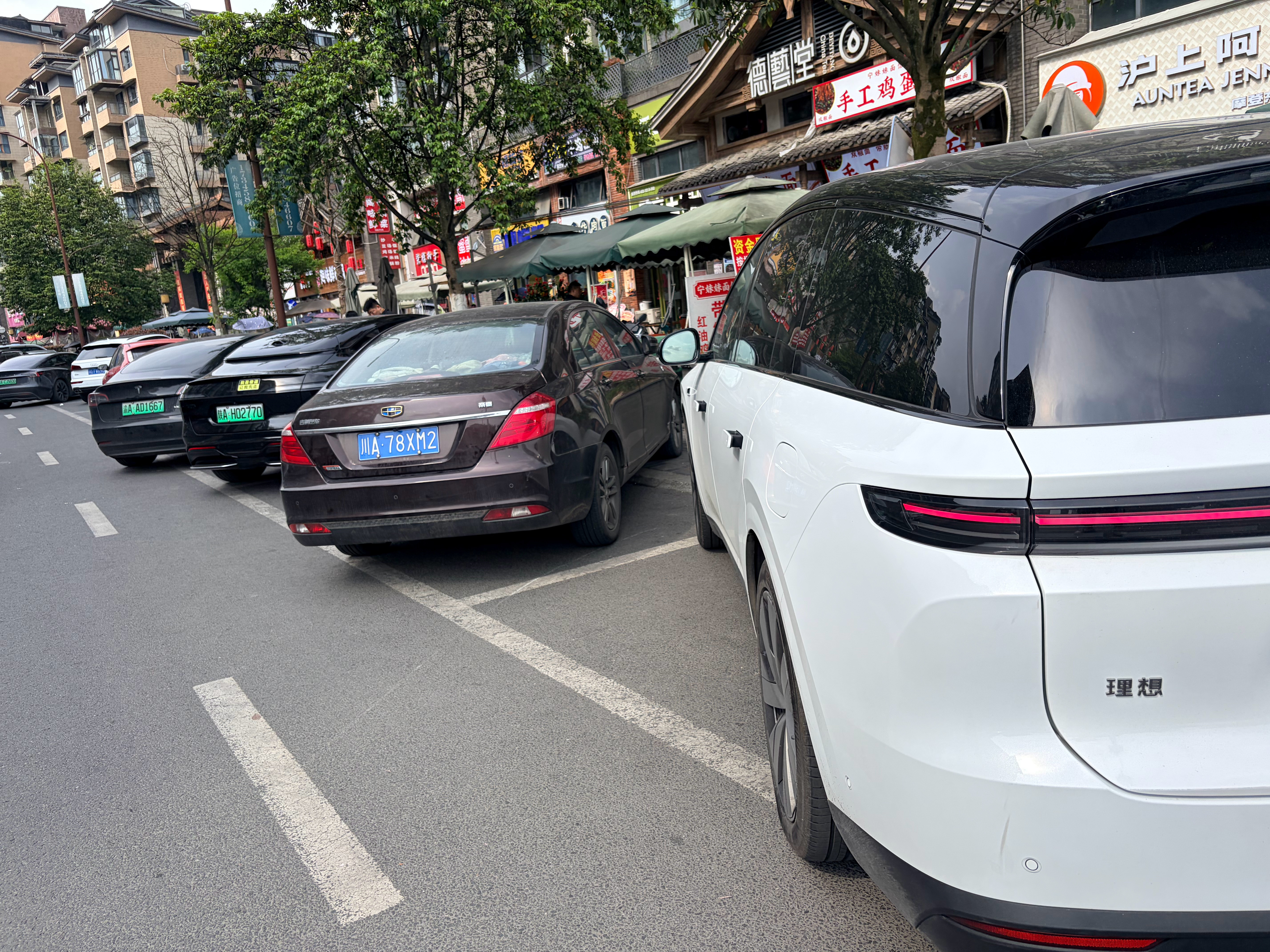 本来都是好好的车位，但不知道为什么大家全都斜着停，导致旁边车默认都斜着停。但考虑