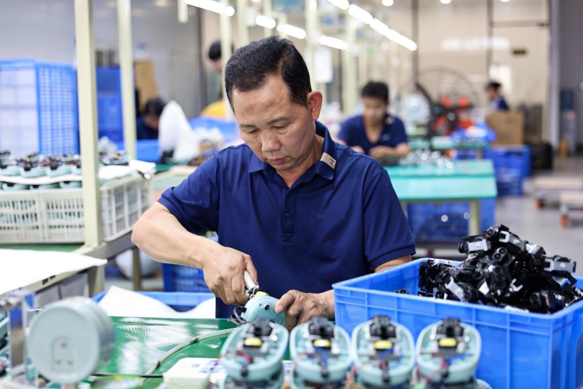 有人说现在工人工资换算后是否超过70年代的工人？我算了下，1975年一美元兑换