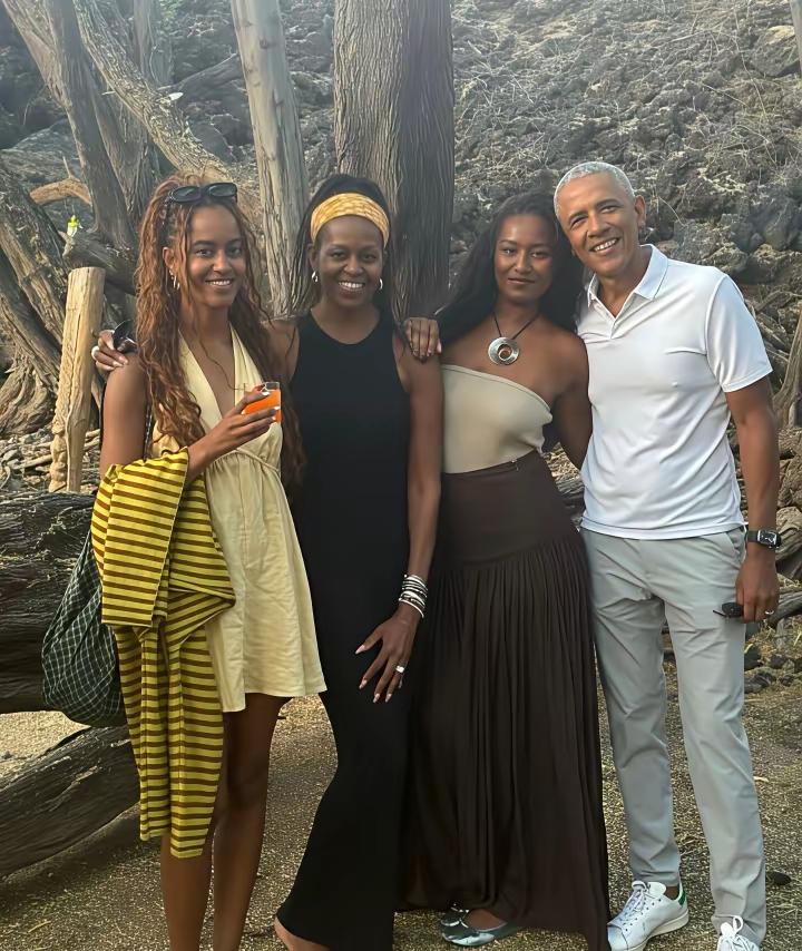 第一次感觉奥巴马长的挺秀气皮肤也不是特别黑比起纯正的黑人好看多了你们觉得呢