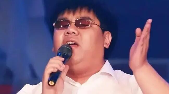杨光的故事始于哈尔滨的一个普通家庭，他的童年满载了父母的关爱与期望。然而命运早早