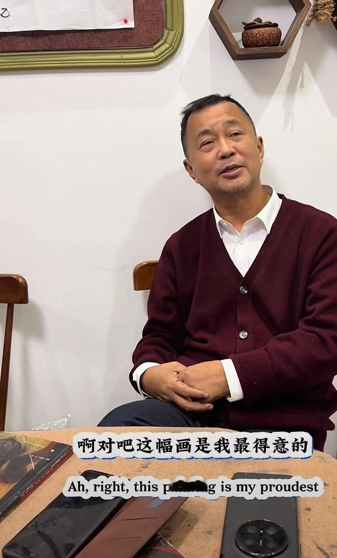 沈巍说：“我觉得现在画得最成功的是前天画的一个花瓶，在上面枝条上甩油漆，这个我认