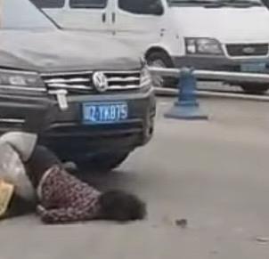 男子油门当刹车踩，连撞三人，一老奶奶脖子都被撞断了，人当场死亡！6月6日四川眉山