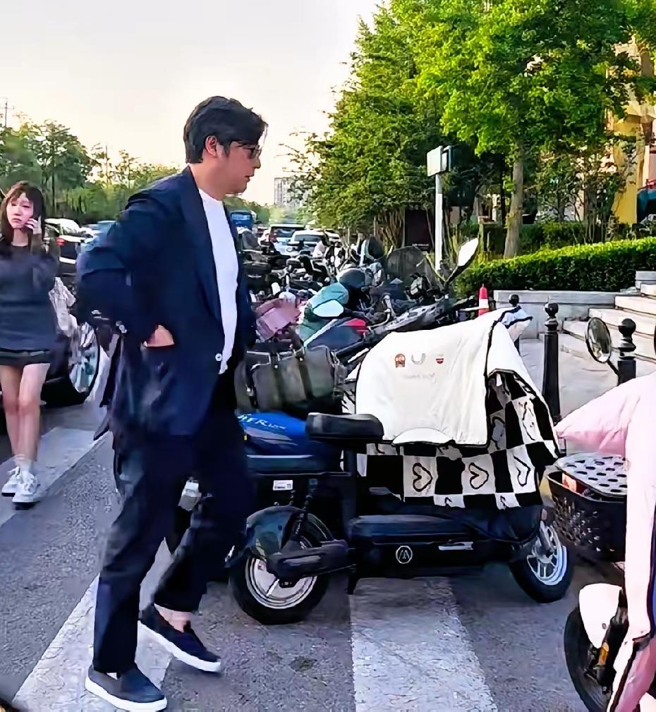 王岳伦李湘亮相北京街头，二人虽然离婚了，但相处的还是不错，没有反目成仇，反而像朋