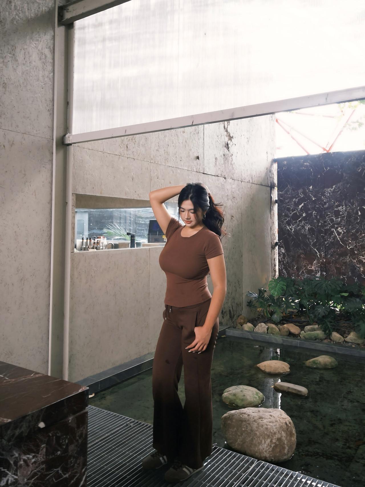 美女|复古咖系温柔熟感简约同色系穿搭勾勒流畅身形，休闲球鞋中和成熟气质，松弛