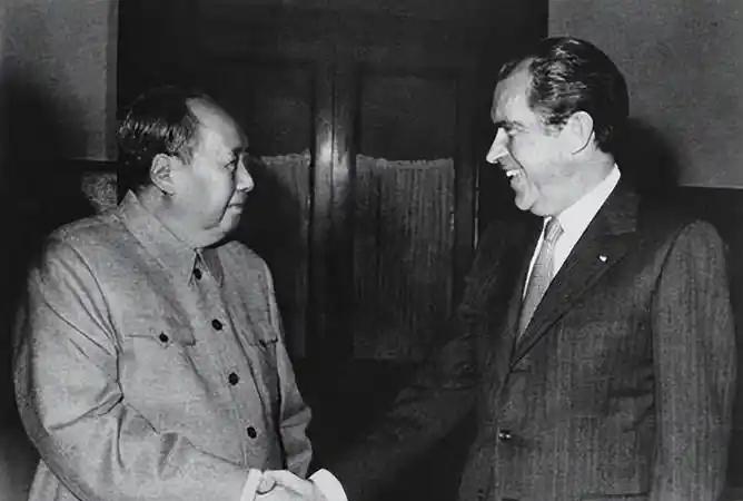 🌛1972年，尼克松访问中国，毛泽东送了他4两茶叶，尼克松看到这份礼物，脸