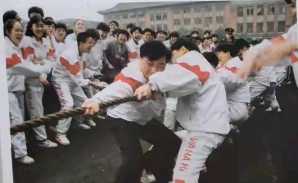 宗庆后这大方脸，总让人觉得他的身体挺强壮的。不过，当年他的身体素质应该是棒棒哒的