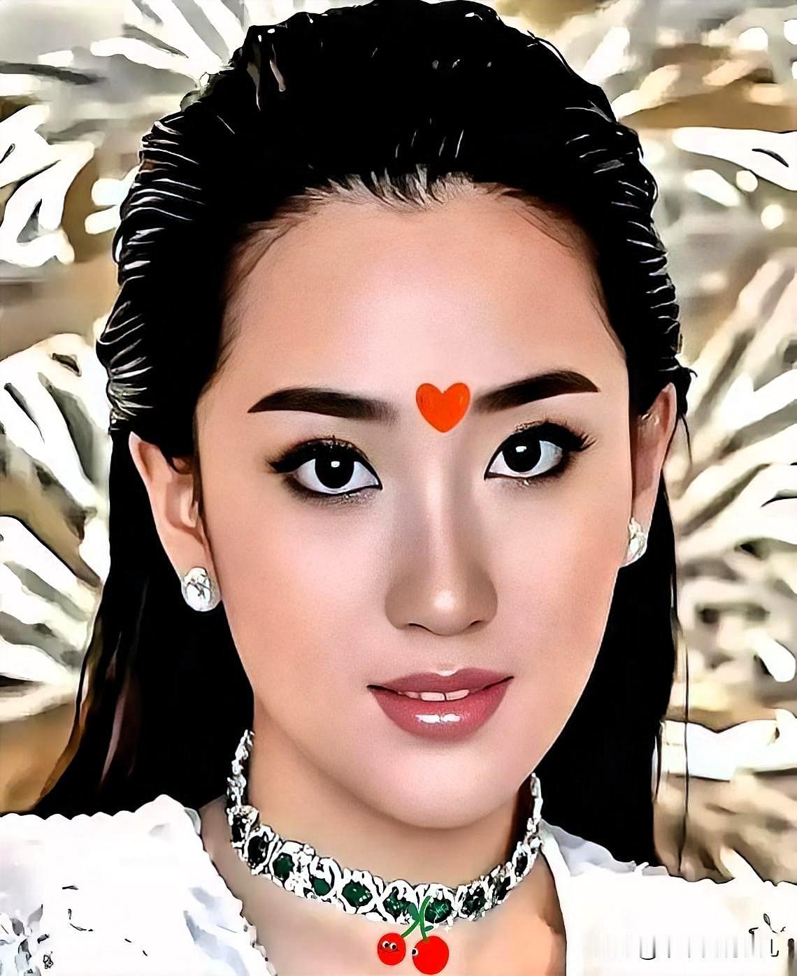 王太后离世，全国公务员丧服一年，老百姓从简90天。要知道，在泰国，王室的地位是无