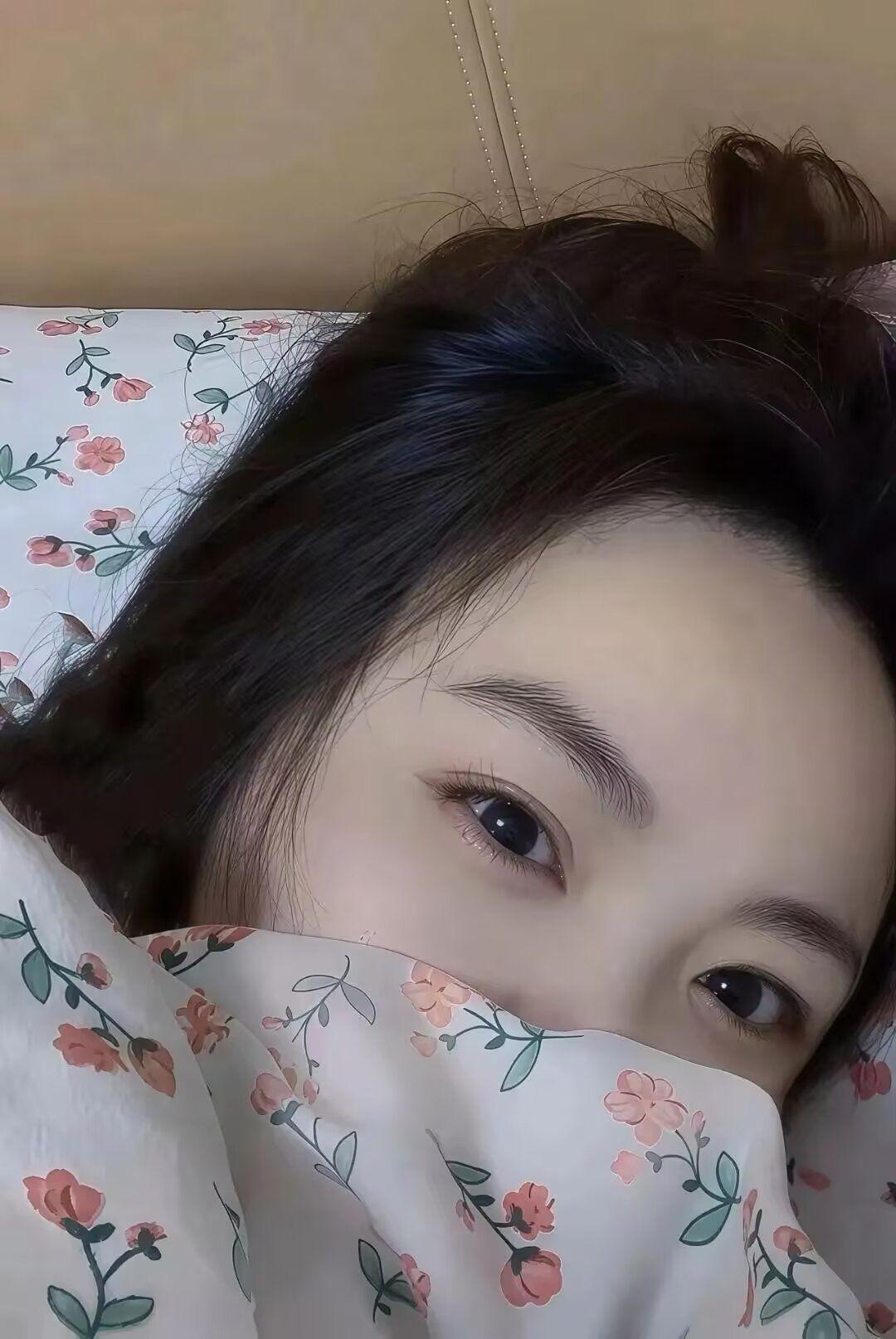 自从有了AI，有些东西就真假难辨了，伙伴让我判定这两张照片是不是真人。就我