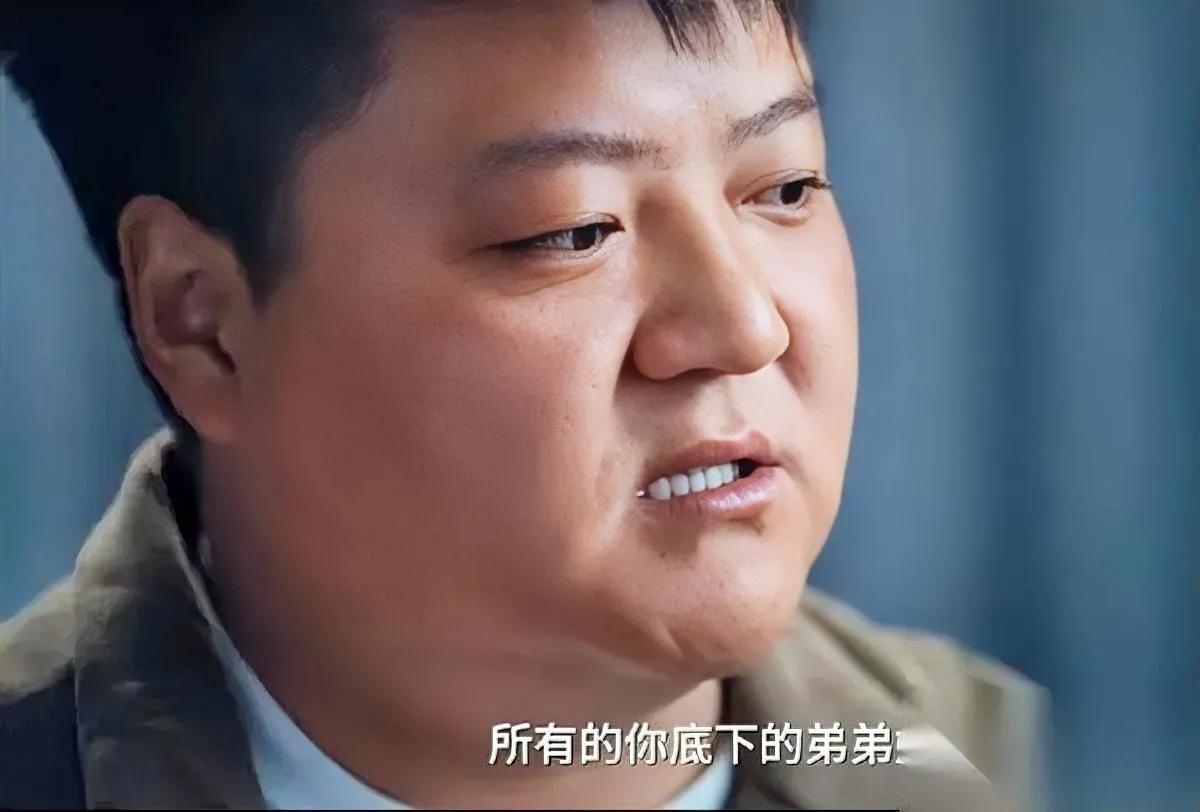 大圆哥的笑，藏着没说的苦。买新车那天，妈妈第一句话不是“儿子真棒”，是“得给