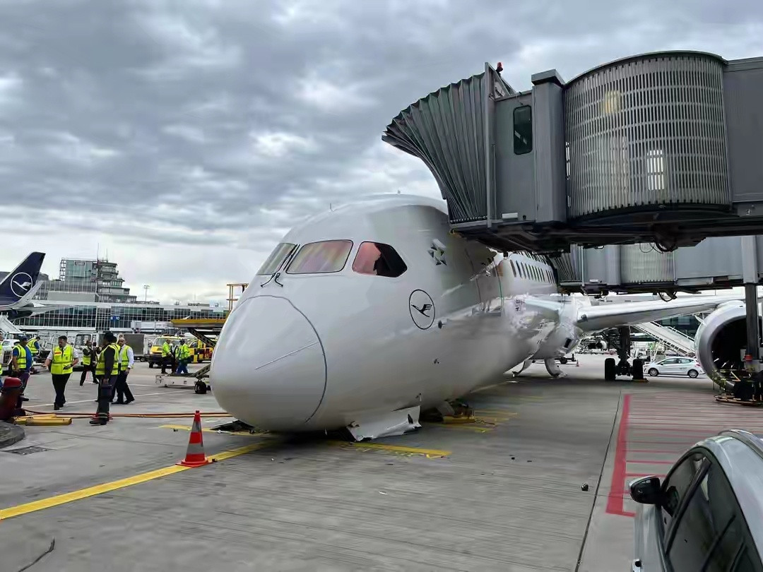 🔻德国汉莎航空一架波音787-9客机前起落架突然坍塌。🔻该飞机注册号为D-A