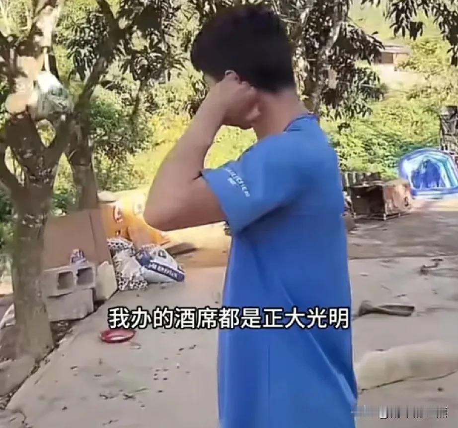 小陈怒怼黑粉，回门宴不敢带货了？直播时，小陈碰上黑粉挑刺，对方嘲讽他一年办好
