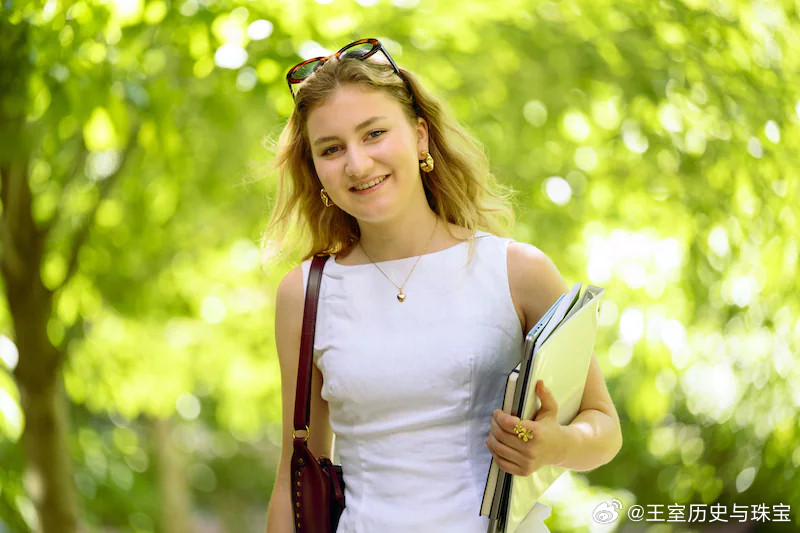 新闻继续补充比利时女王储伊丽莎白在哈佛就读期间的摆拍照，比利时摄影师出国之后拍
