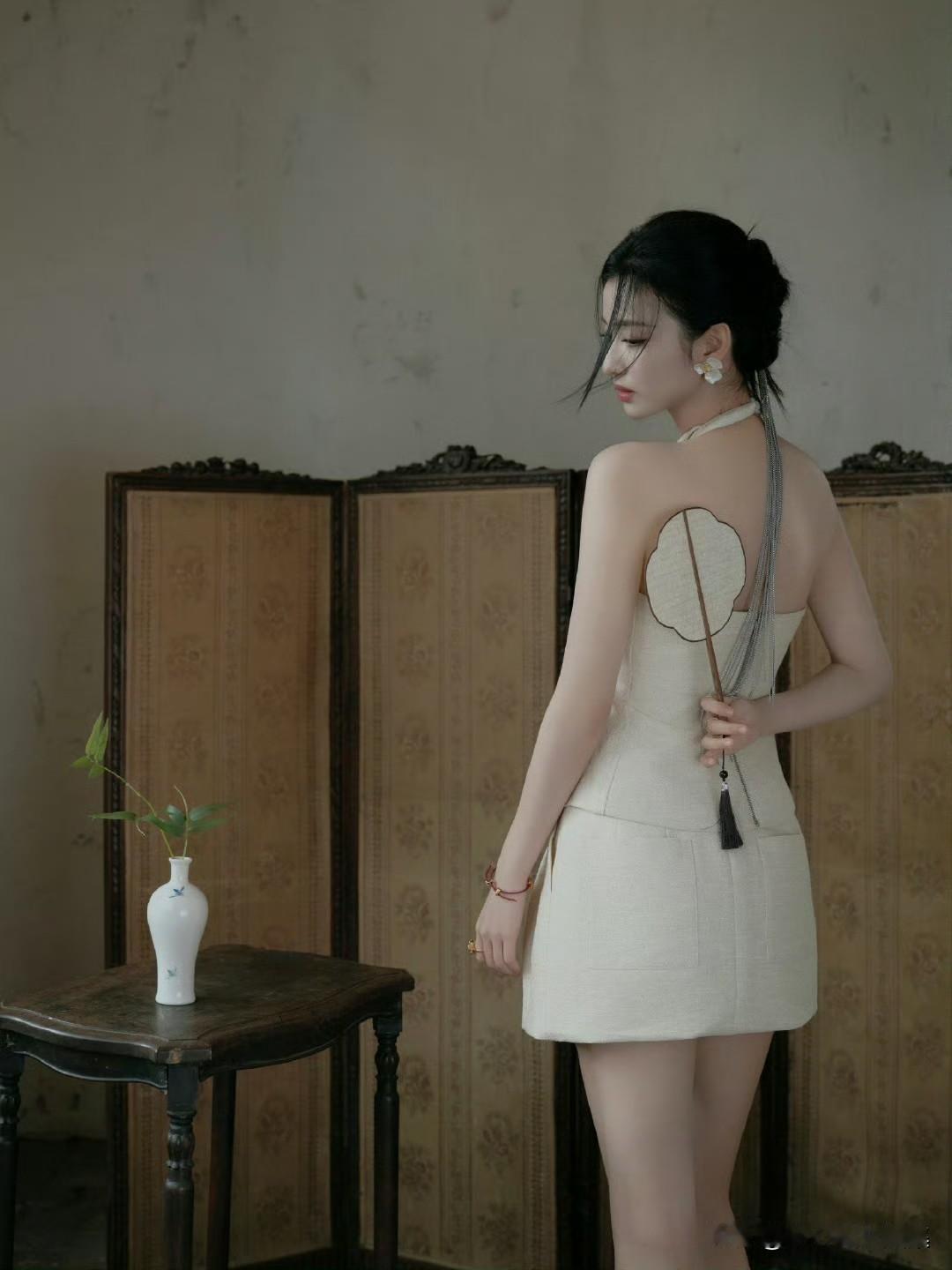 要说什么样的女人最令人着迷，王楚然身着白裙的模样绝对算一个。她就像从梦幻之境走出