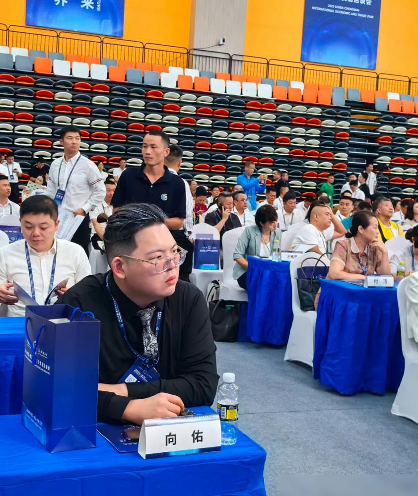 亿万家产，向佑只配领月薪，亲妈向太直接拉黑，这出豪门大戏，就离谱。向华强当