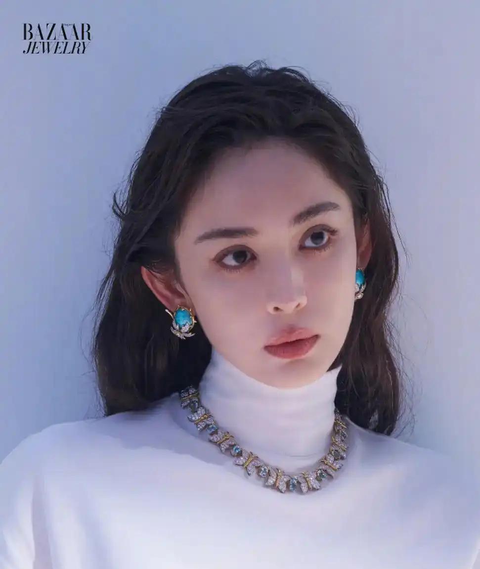 娜扎蓝宝石耳钉封神！捧海螺垂眸杀美到窒息，这神秘感是海妖转世吧