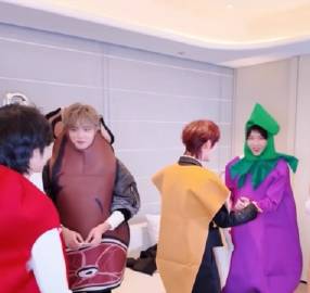 卧槽我要笑死了你们看丁大哥夹着声音叫马各 刘耀文立马看宋亚轩 那小表情...