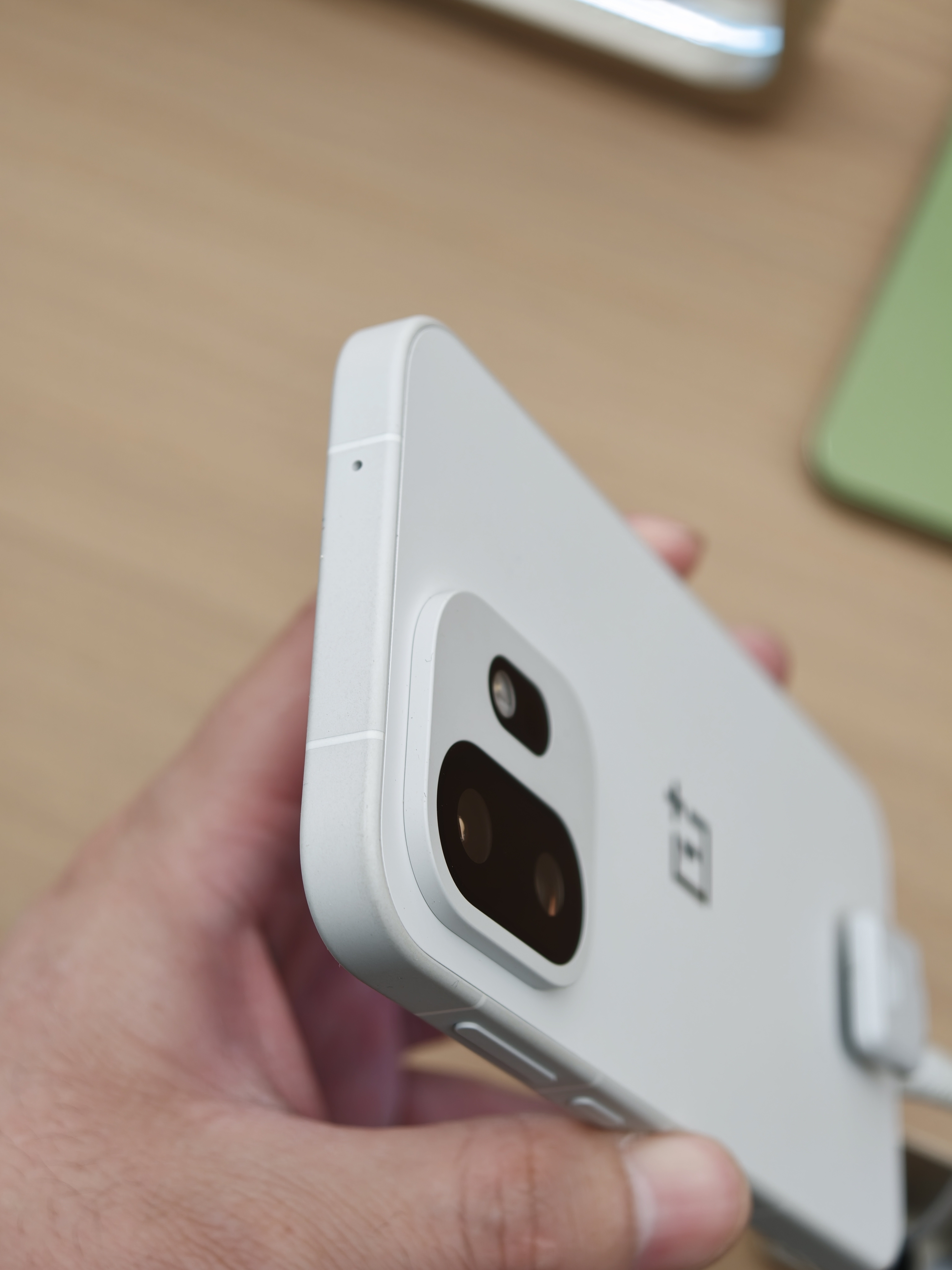 一加15T这小玩意确实不错～这个奶白的配色很讨喜，小屏拿起来也很舒服。不知道会