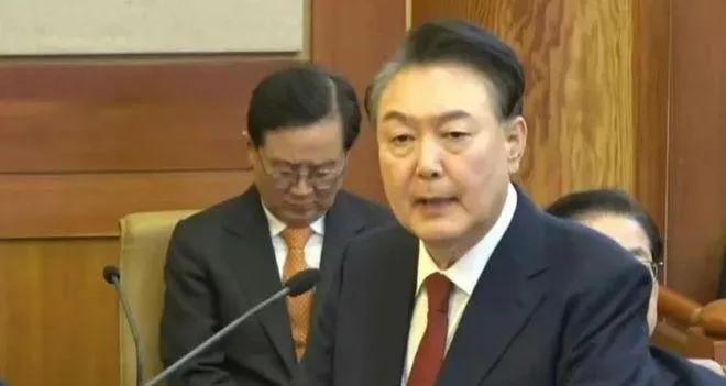 一觉醒来，尹锡悦失去了自由。新华网消息，7月10日凌晨，韩国首尔中央地方法院对