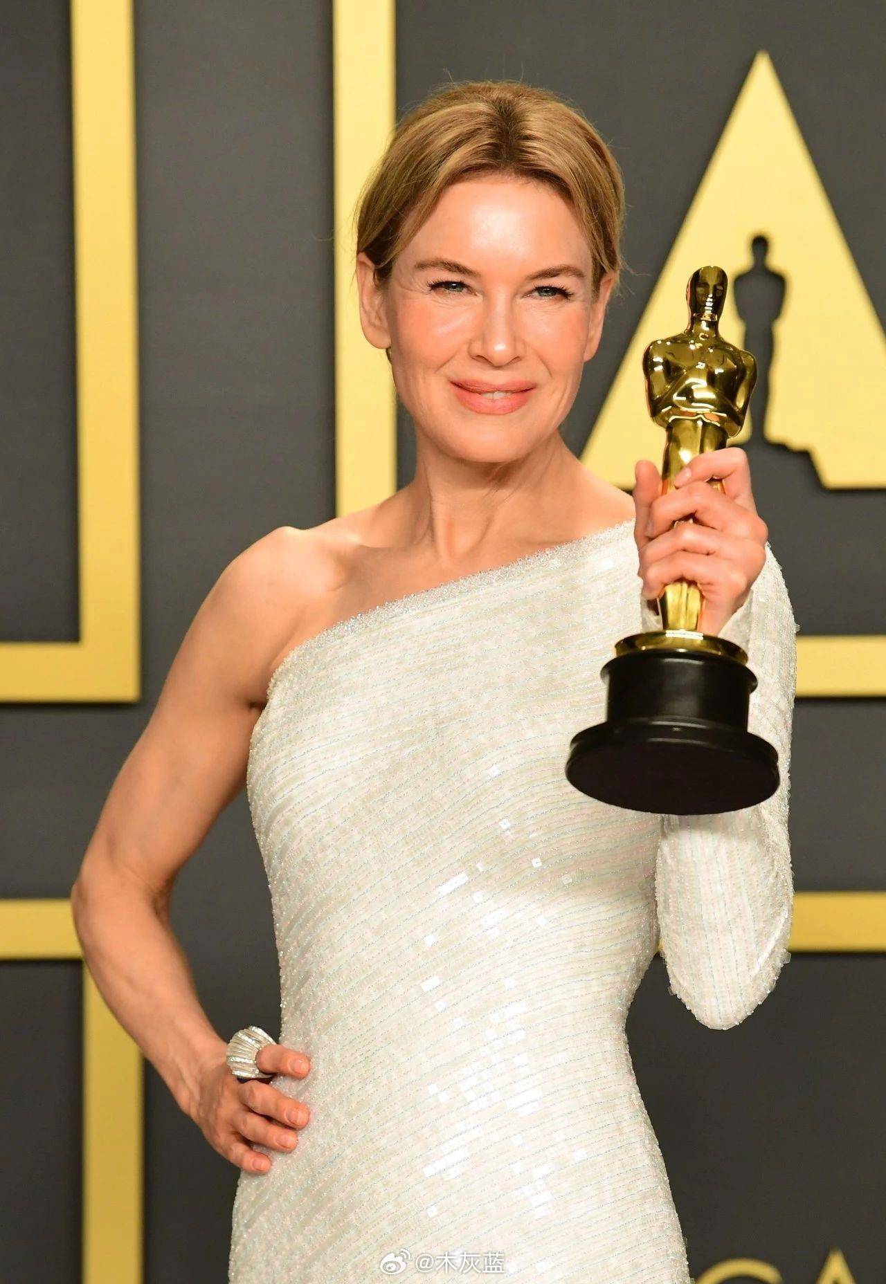 6年前，蕾妮·齐薇格以「朱迪」横扫四大风向标，最终获得奥斯卡影后，而杰西·巴克利