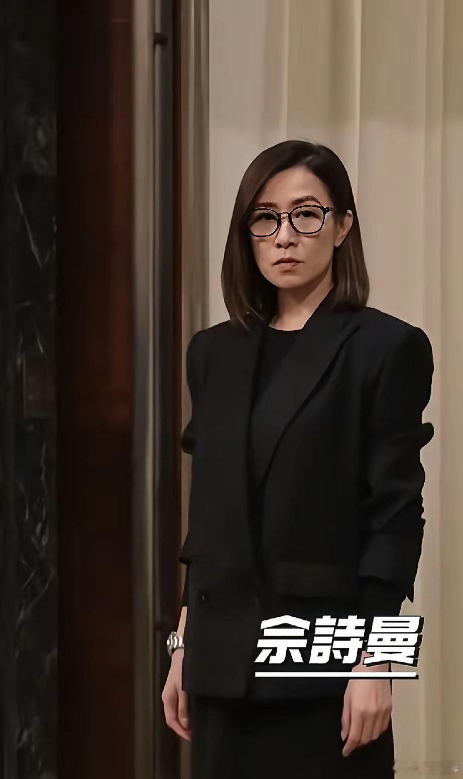 一直以为50岁的佘诗曼没有结婚，会很显年轻，但许绍雄的追悼会上，她暴露真实颜值，