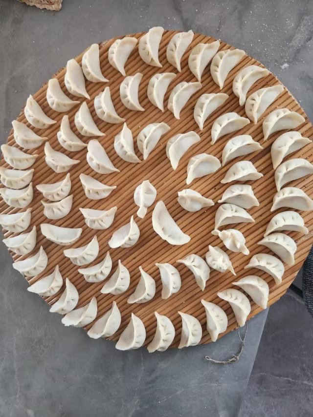 今天是元宵节，我家这样过，快来看看吧！按照传统习惯包水饺、煮汤圆、点“萝卜”灯