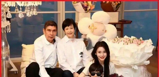 35岁的杨颖晒出全家福，7岁儿子眉眼深邃、轮廓立体，帅得像个小混血，一家几口人的