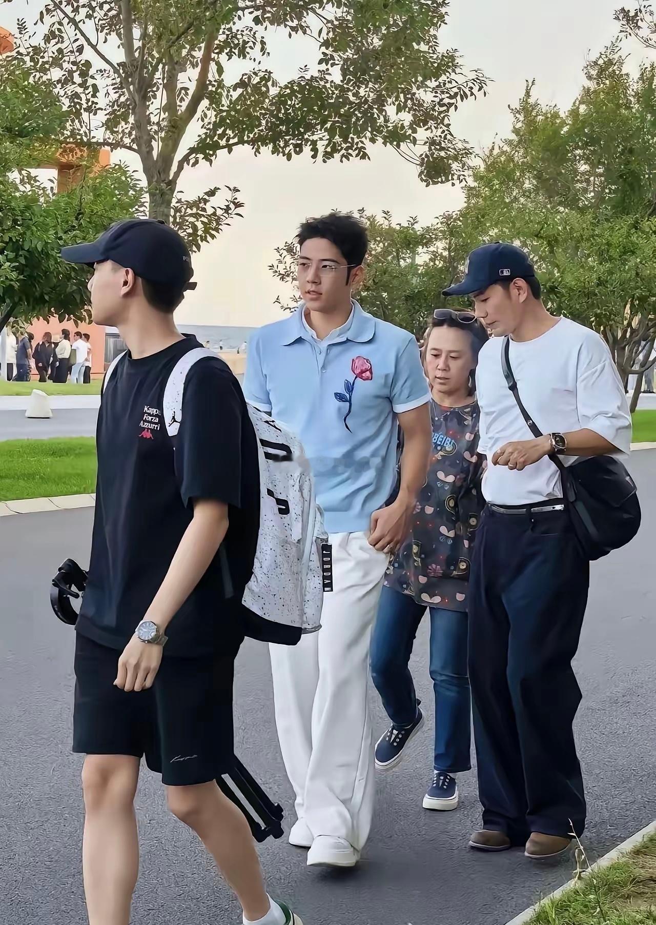 郭涛这儿子营销做了很久了还是那样，吃不了那碗饭就别吃了，没啥意思，现在娱乐圈跟本