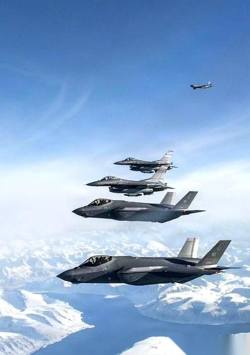 一觉醒来，天都快变了。几十架战机，加油机，预警机，就那么几个小时，黑压压一片就