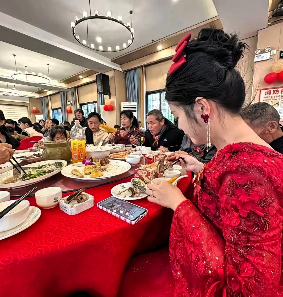 无锡的这场婚礼，直接撕开了资本遮羞布口子！婚礼没有繁琐的迎宾环节，也没有司仪刻意
