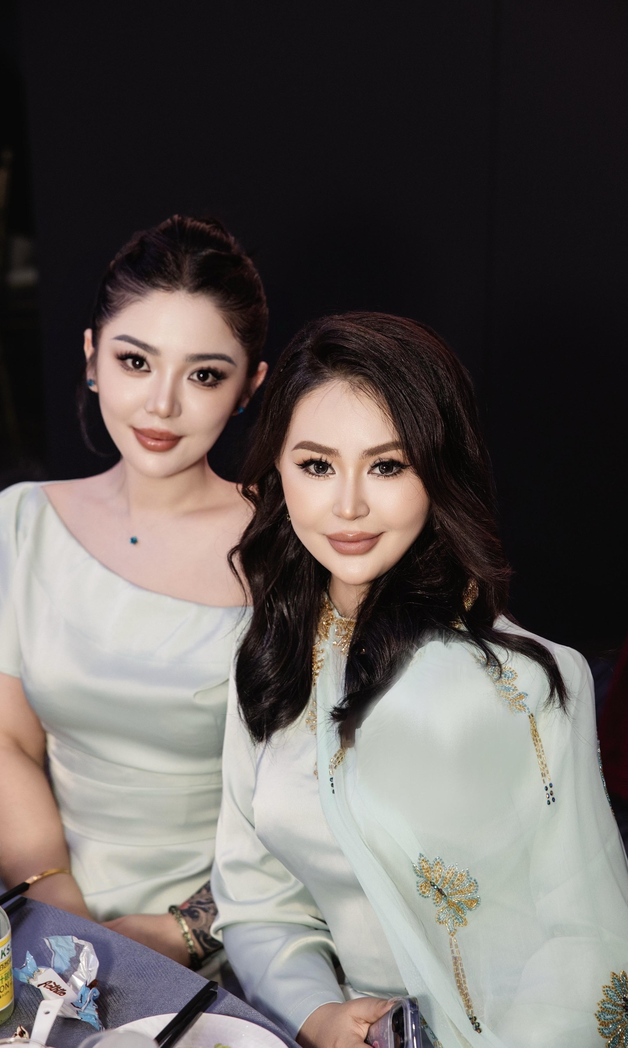 祝我们都成为 很会赚钱 并且超级漂亮和自信的女性