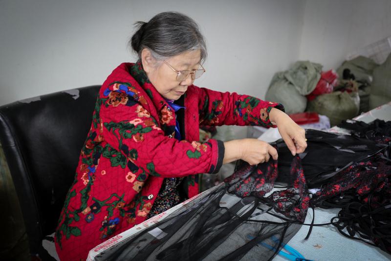 50岁的李姐，独居十年，女儿在国外，家里静得能听见针掉地上的声音。前两天她在图书