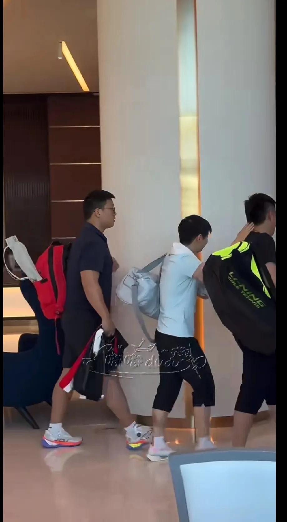 莎式撒娇日常救命！孙颖莎这也太会撒娇了！照片里她紧紧挨着邱贻可，小手自然而