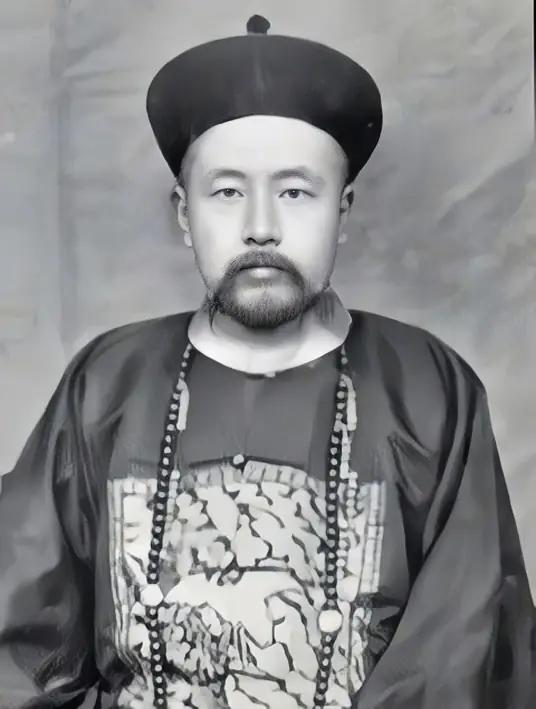 1906年，端方在柏林博物馆发现了一块熟悉的石碑。他走近，仔细辨认，惊得目瞪口呆