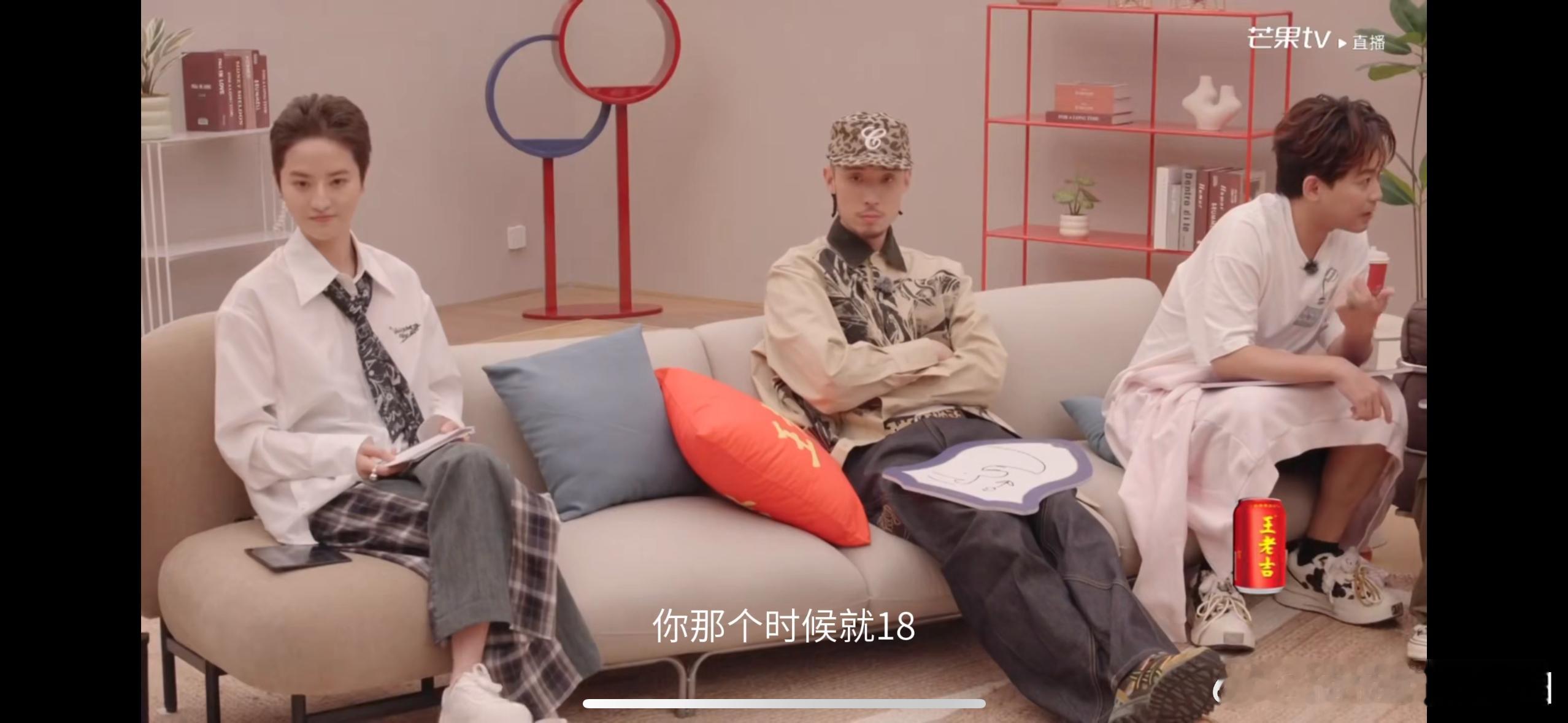 苏醒梦回18岁王栎鑫苏醒玩起回忆杀！看TOP组合表演的眼神，满是对18岁王栎鑫
