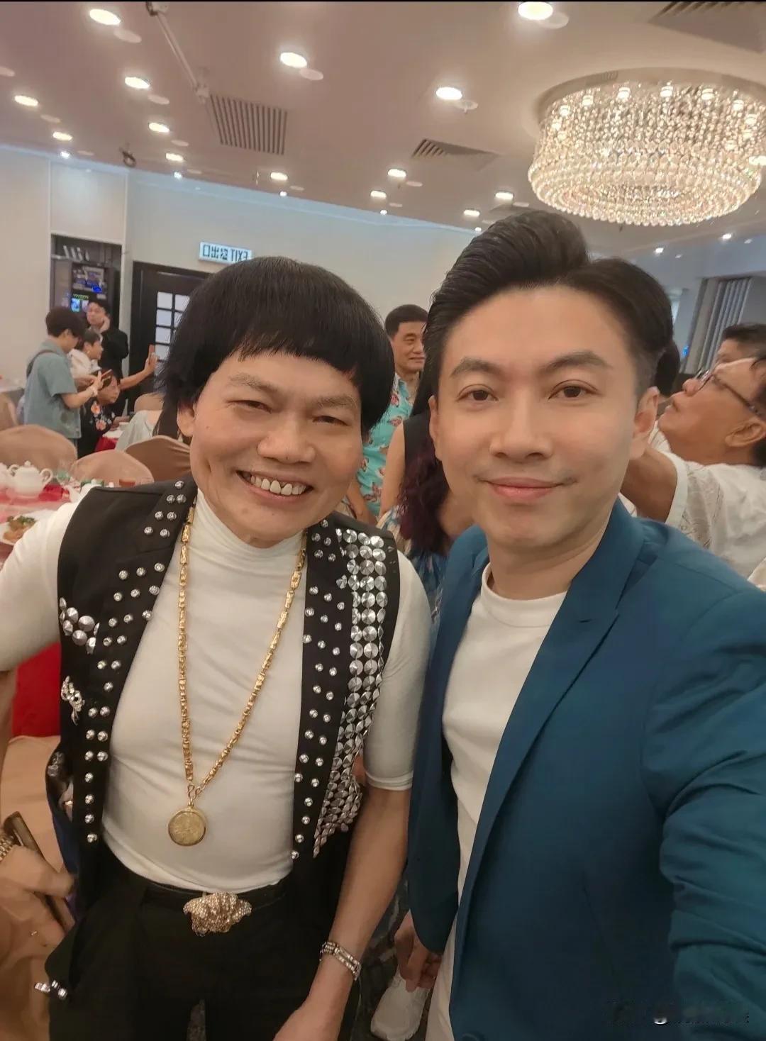 71岁的香港著名喜剧演员八两金，中秋节现身朋友聚餐。他个子不高，目测也就一米六