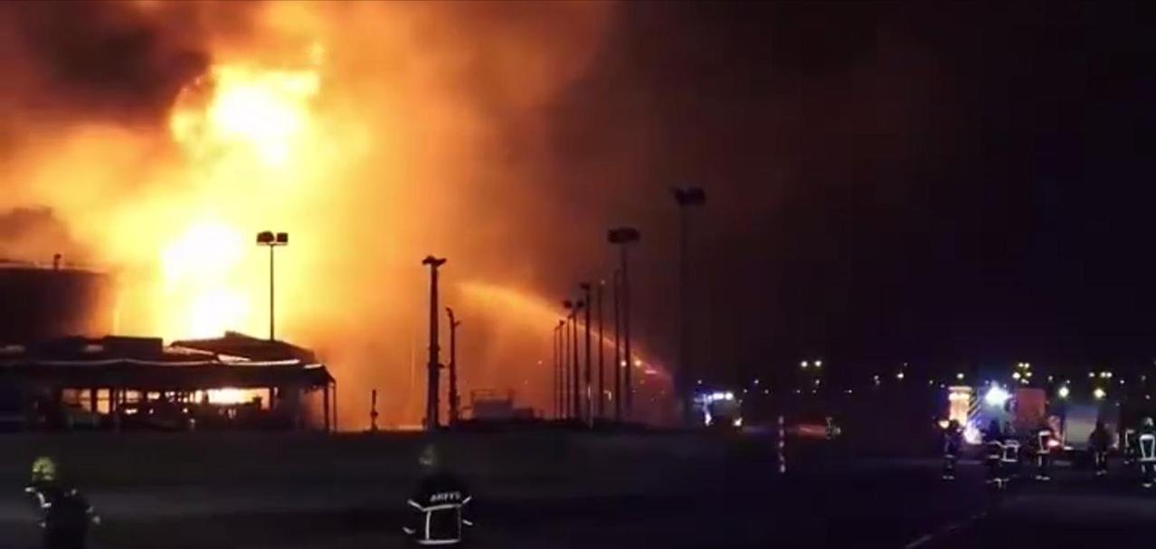 真没想到，这仗还能这么打！中东一夜之间彻底变天了。美军航母基地火光冲天，天价战机