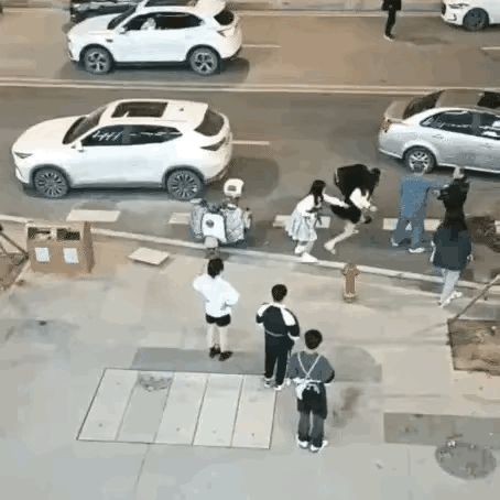 姐妹们，真别觉得“男女平等”就等于“武力对等”！和男性起冲突，动手绝对是最不明