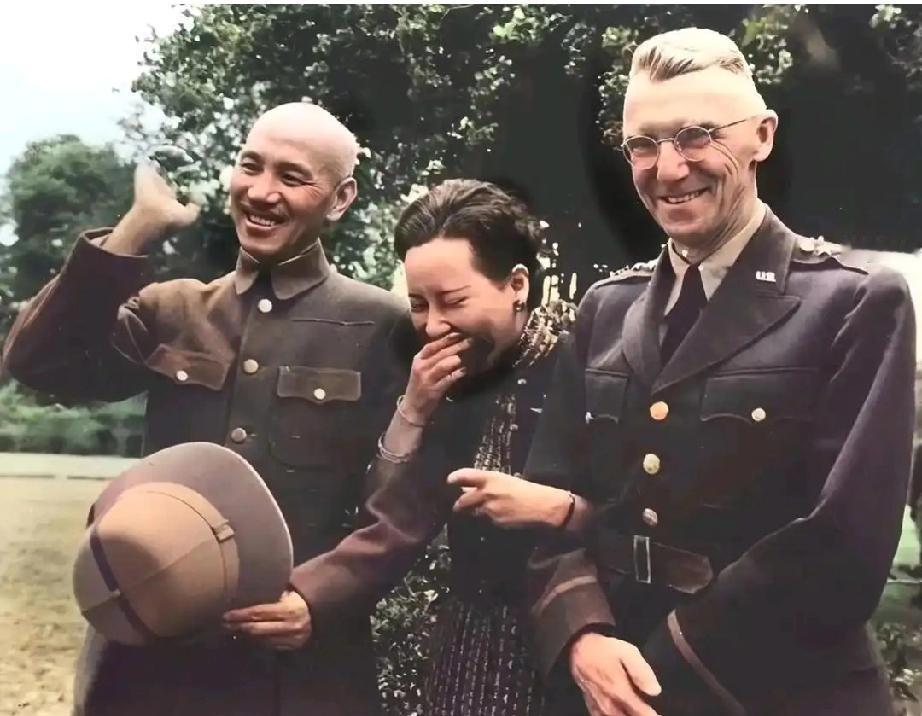 这张照片拍于1942年，蒋介石和妻子宋美龄与美国陆军中将史迪威的合影。