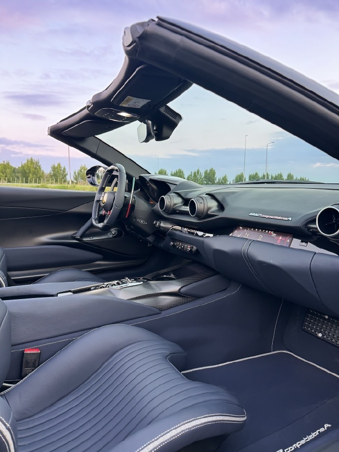 这是一辆堪称完美的定制版法拉利812CompetizioneAperta。