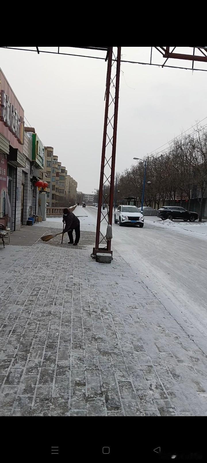 用一场雪来告别2025年度的最后一天今年年尾的最后一天，甘肃武威下雪了。