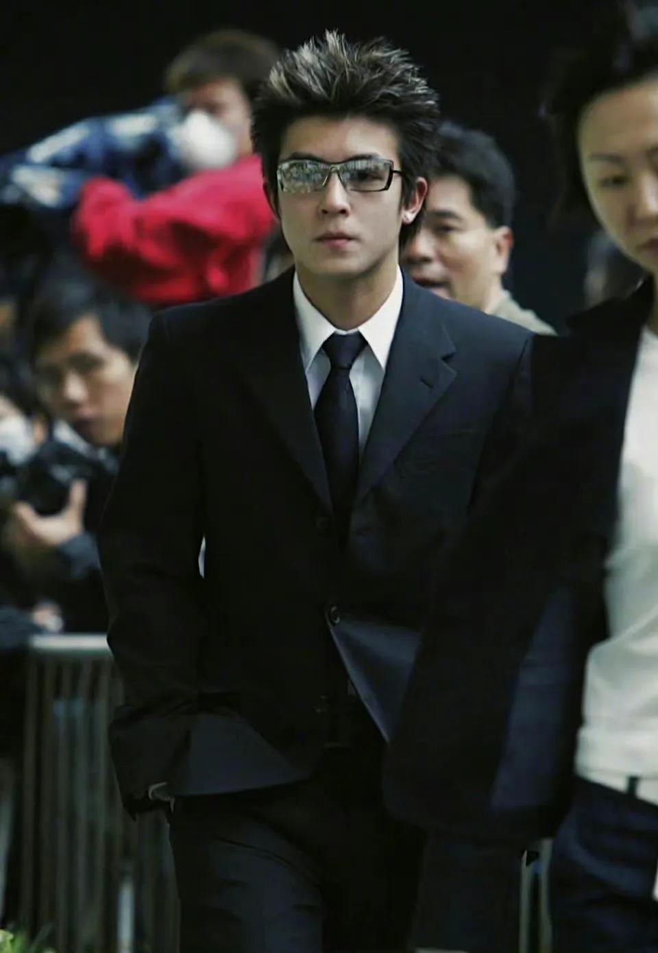 2003年张国荣葬礼上，巨星云集。陈老师那张，真是帅啊！郭富城和谢霆锋在冠希哥