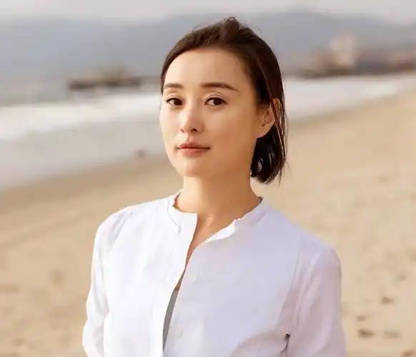 2005年，陈建斌抛弃同居5年的吴越，转身娶了蒋勤勤，一次采访时，记者问：“陈建