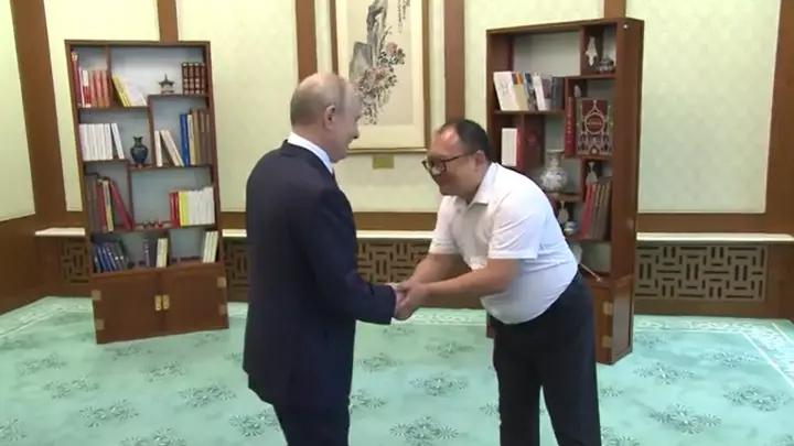 普京会见了那个中国“男孩”。网友对他的外貌感到吃惊：“怎么会这样？”5月20