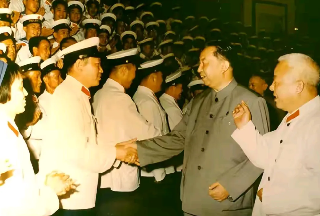 开国上将苏振华出身二野，是刘邓大军优秀的政工干部之一。战争年代，小平同志非常器重