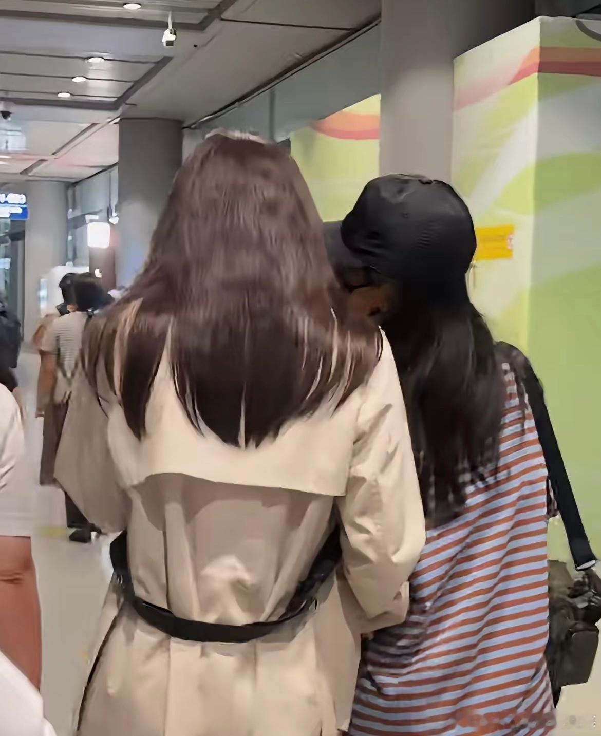 杨紫孟子义机场同框并且热聊拍volg​​​