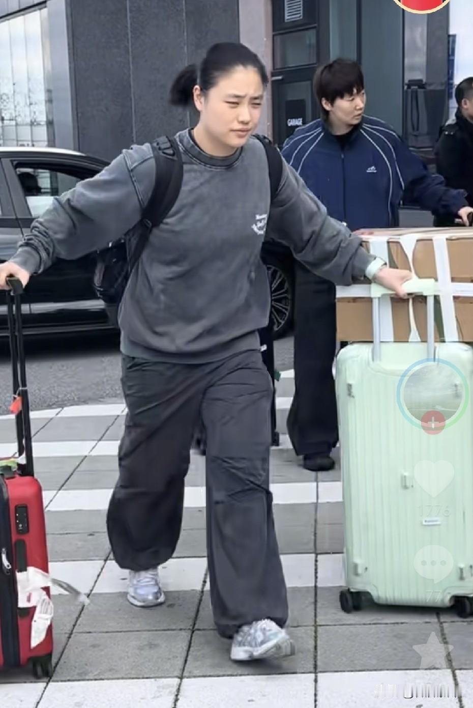 国乒队员们离开瑞典回北京。马尔默比北京时间晚6个小时，当地时间傍晚国乒从马尔默