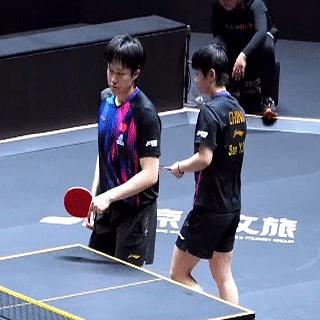 两人继续回头吧被莎头的这个退场笑到了。比赛一结束，大头下意识就想