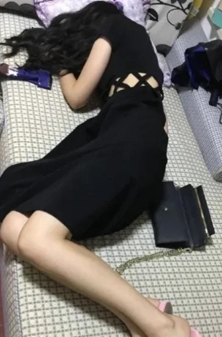 “冤不冤？”四川，女子酒后与朋友去足疗店按摩，期间女子迷迷糊糊进入一男子的包间，